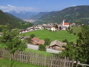 Steinegg, ein malerisches Dorf in den Alpen Südtirols, lädt zum Entspannen und Genießen ein. Die umliegende Natur und die Ruhe machen diesen Ort zu einem idealen Ziel für Erholungssuchende.