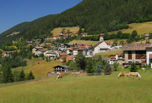 Welschnofen-Karersee, eine malerische Region in Südtirol, ist der perfekte Ort, um die Schönheit der Natur zu erleben und sich zu erholen. Eingebettet in die imposanten Dolomiten bietet diese Region vielfältige Möglichkeiten für Outdoor-Aktivitäten.