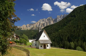 I dintorni di Nova Levante-Carezza sono perfetti per escursioni e avventure in montagna. Esplorate i sentieri panoramici e godetevi la splendida vista sulle Alpi dell'Alto Adige.