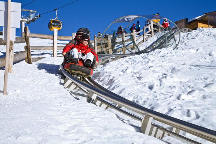 Merano 2000 offre divertimento sulla neve per tutte le età e livelli di abilità. Che tu sia uno sciatore esperto o stia affrontando le piste per la prima volta, qui troverai le condizioni ideali per una vacanza invernale indimenticabile.