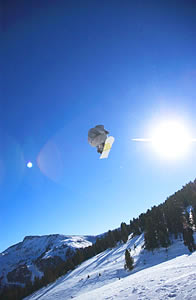 Neben dem Skifahren können Sie in Obereggen auch kulinarische Genüsse erleben. Die gemütlichen Berghütten und Restaurants der Region verwöhnen Sie mit traditionellen Südtiroler Spezialitäten und internationalen Gaumenfreuden.