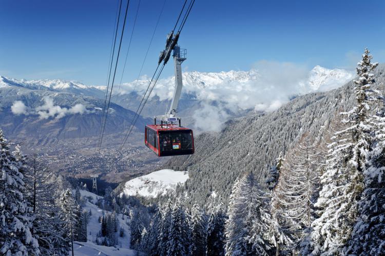 Das Skigebiet Meran 2000 in Südtirol ist ein wahres Winterparadies. Eingebettet in die malerische Alpenlandschaft bietet es erstklassige Skipisten und eine bezaubernde Naturlandschaft, die jeden in ihren Bann zieht.