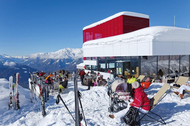 Neben dem Skifahren können Sie in Meran 2000 auch kulinarische Genüsse erleben. Die gemütlichen Berghütten und Restaurants der Region verwöhnen Sie mit traditionellen Südtiroler Spezialitäten und internationalen Gaumenfreuden.