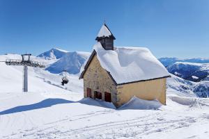 Chiesa St. Oswald con vista sulle Dolomiti dalla Mittager