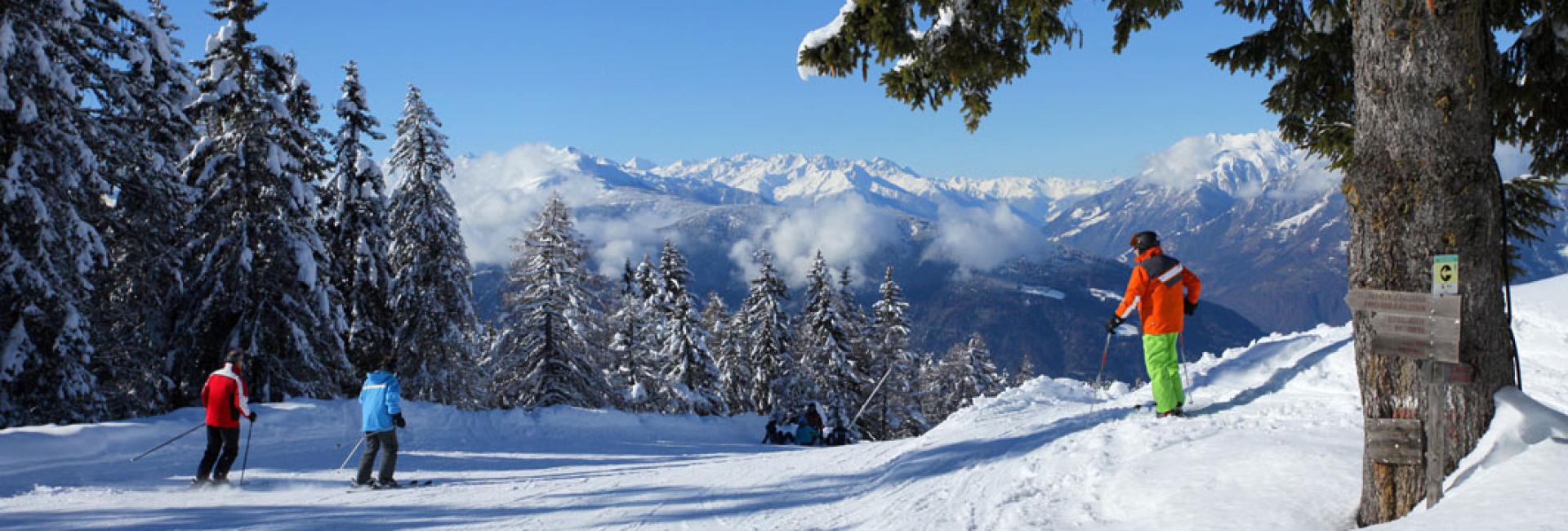 Das Skigebiet Meran 2000 in Südtirol ist ein wahres Winterparadies. Eingebettet in die malerische Alpenlandschaft bietet es erstklassige Skipisten und eine bezaubernde Naturlandschaft, die jeden in ihren Bann zieht.