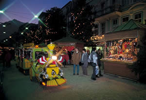 Der Klang von traditioneller Weihnachtsmusik begleitet Ihren Besuch auf dem Weihnachtsmarkt. Chöre und Musikgruppen tragen zur festlichen Stimmung bei und verbreiten Freude und Weihnachtsgeist.